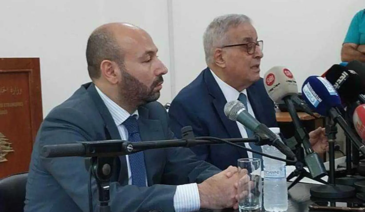 وزير الخارجية عبد الله بوحبيب في المؤتمر الصحافي الذي أعلن فيه خفض نفقات البعثات وإلى جانبه أمين عام الوزارة هاني شميطلي (الوكالة الوطنية)