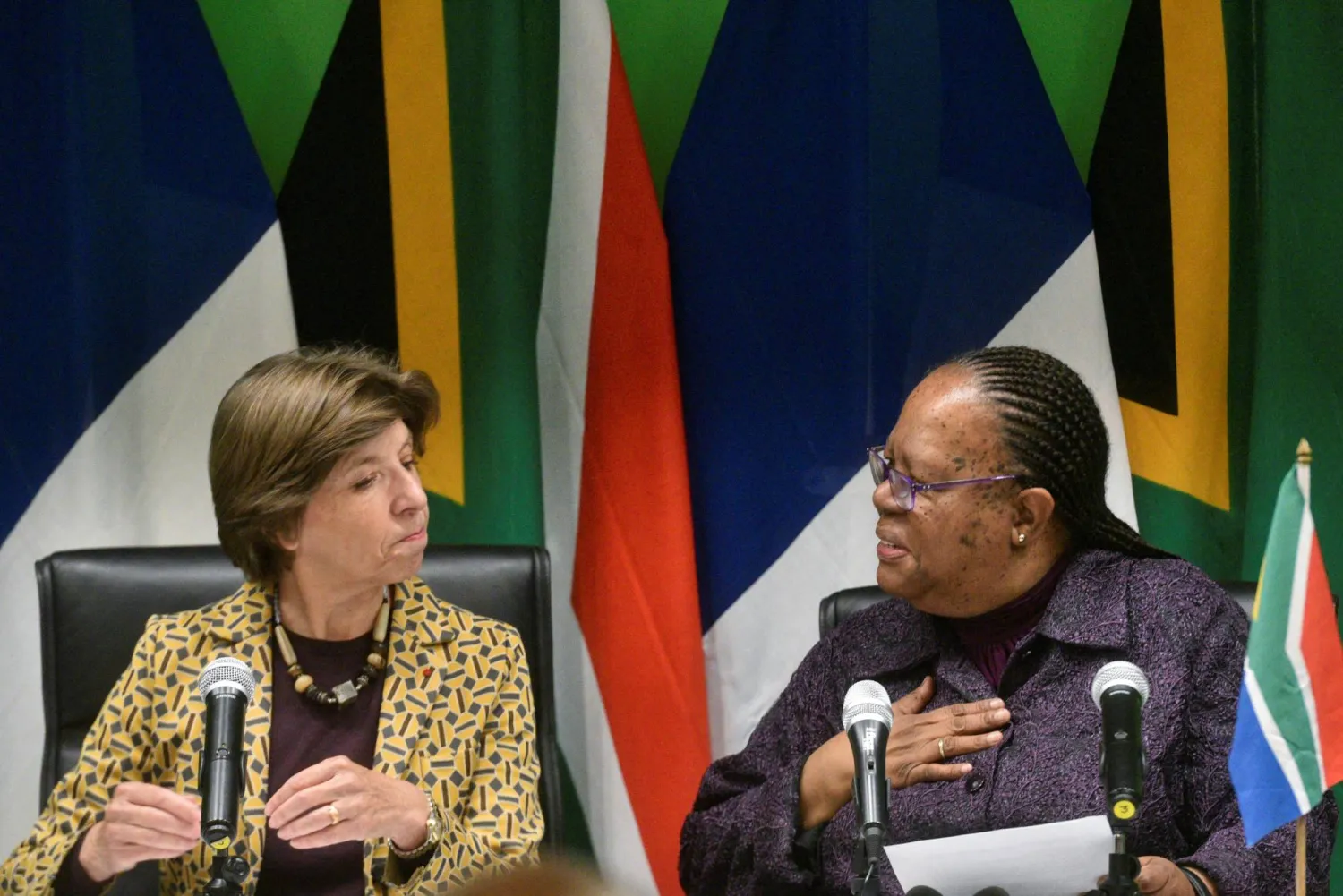 وزيرة الخارجية الفرنسية كاترين كولونا ونظيرتها الجنوب أفريقية ناليدي باندور (رويترز)