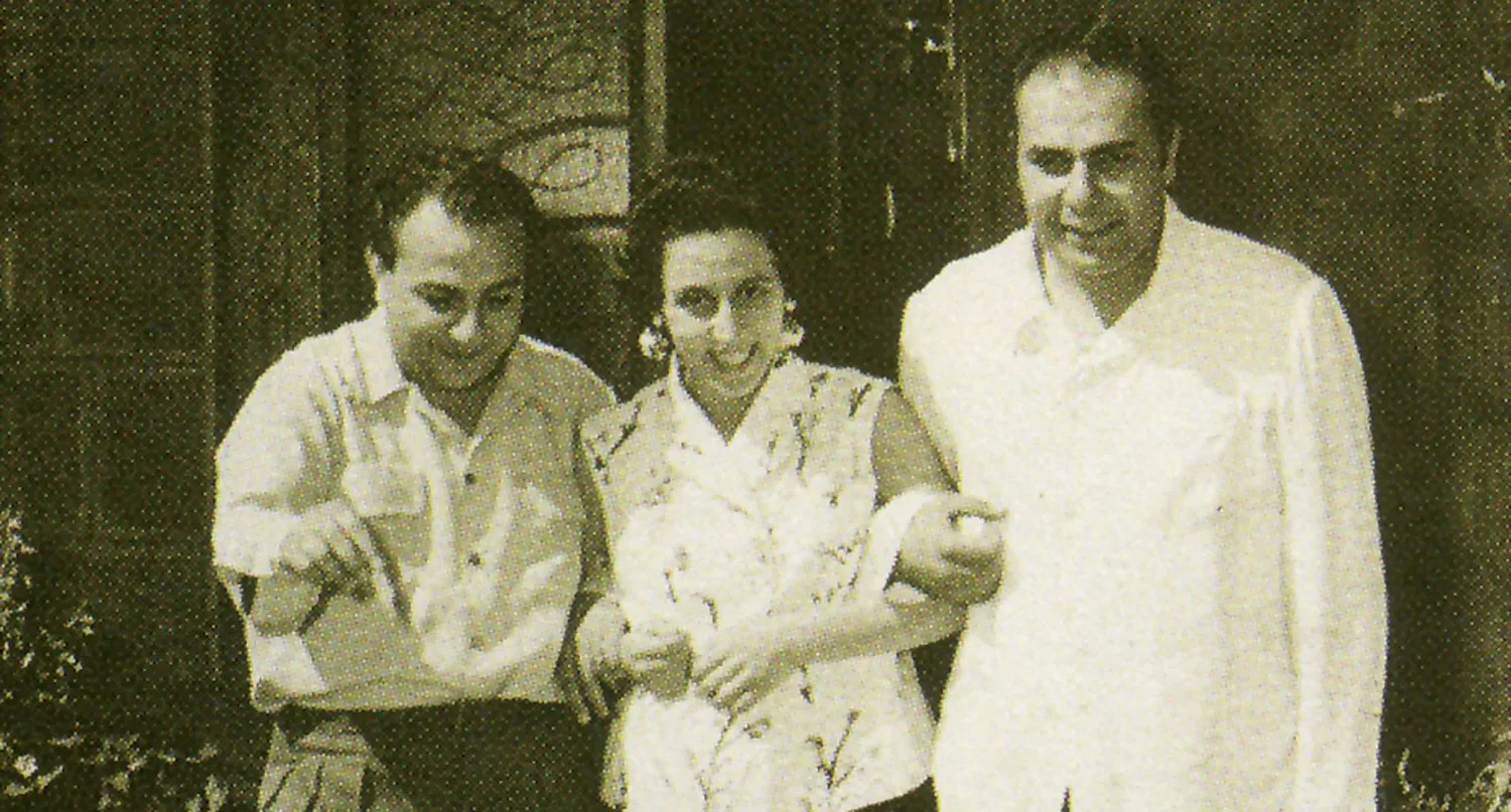 فيروز تتوسّط الأخوين رحباني (أرشيف مروان وغدي الرحباني)