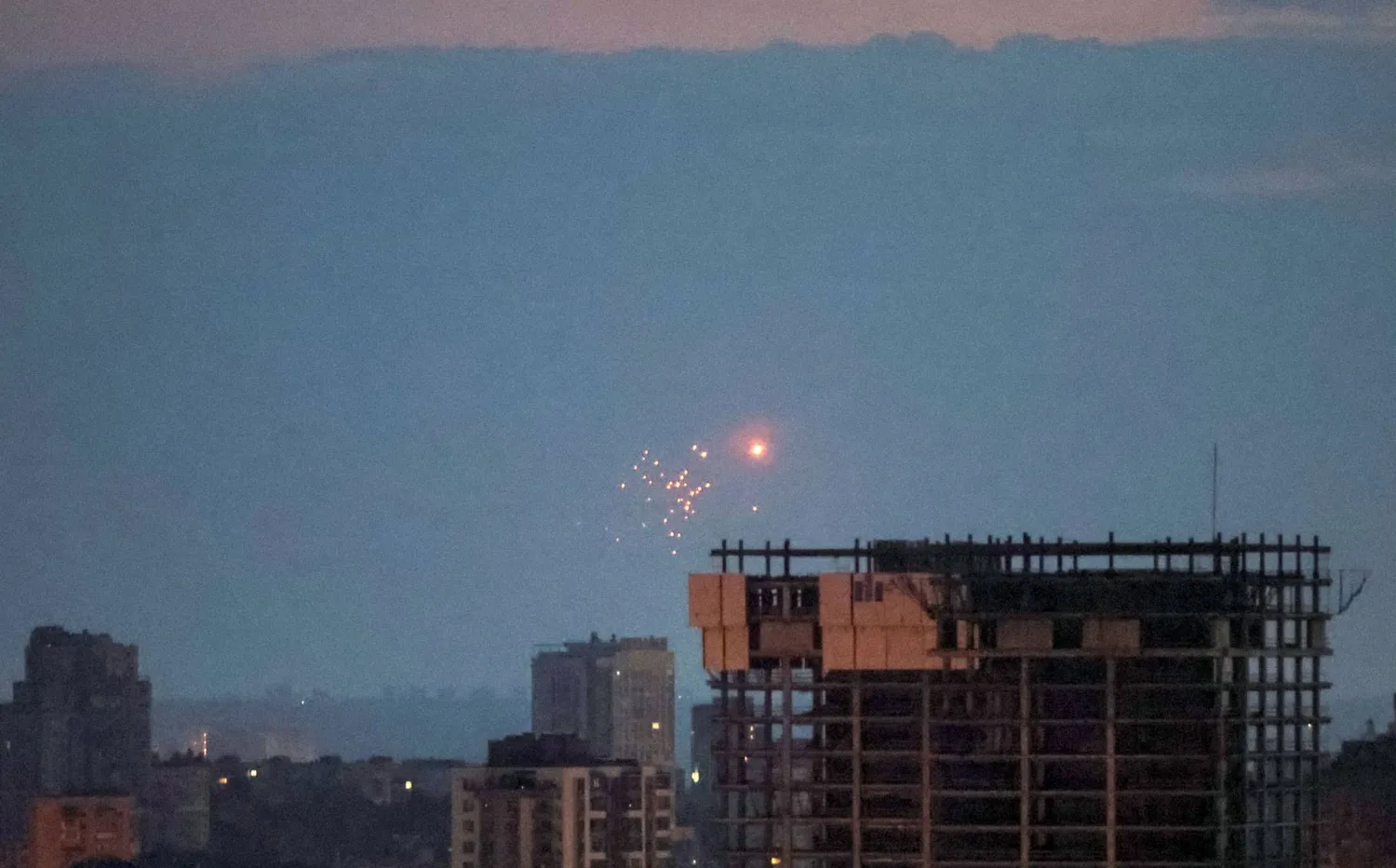 انفجار طائرة مسيرة في سماء كييف خلال غارة جوية بطائرة مسيرة روسية (رويترز)