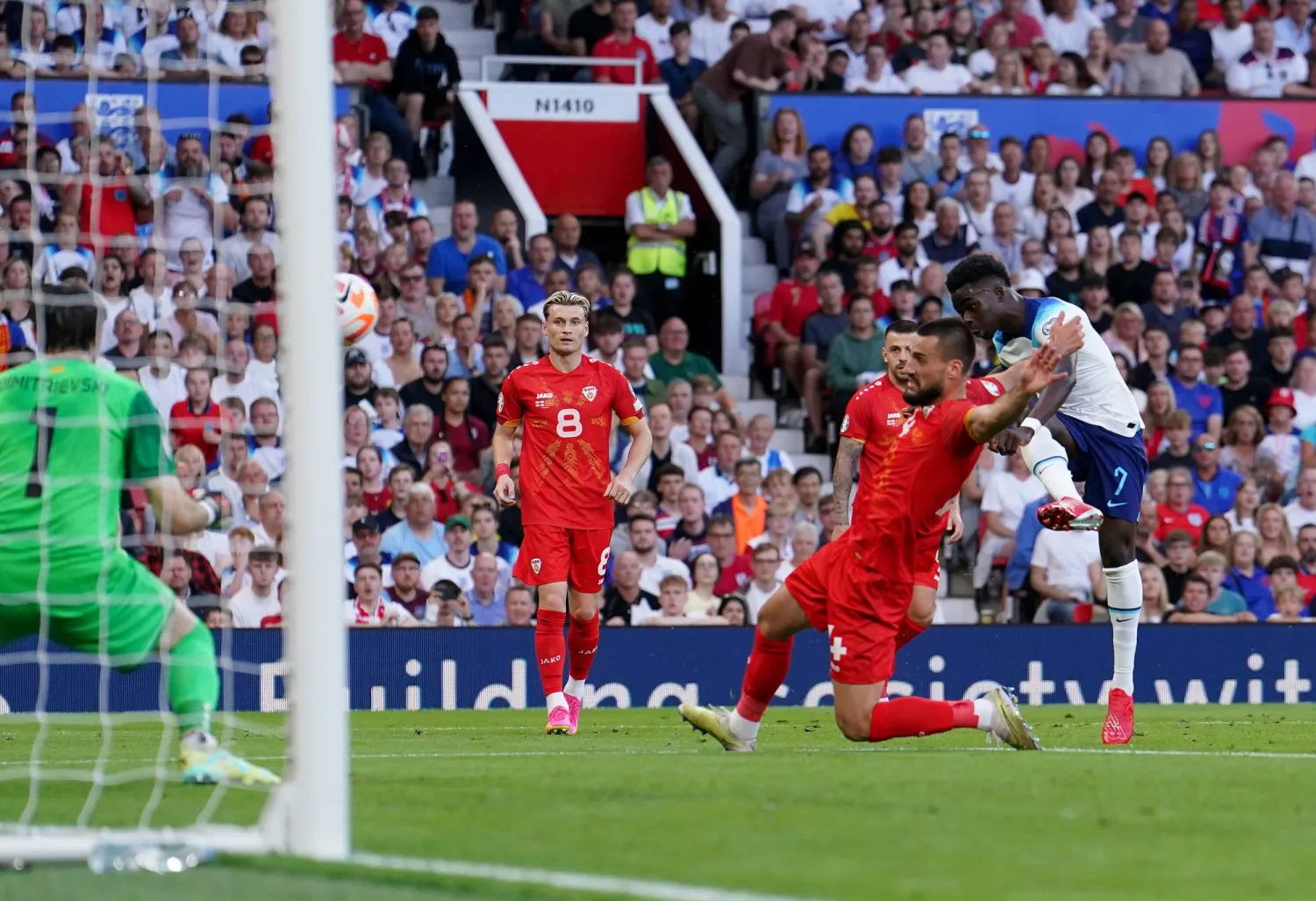 ساكا (يمين) تألق وسجل ثلاثية من سباعية فوز انجلترا على مقدونيا (د ب ا)