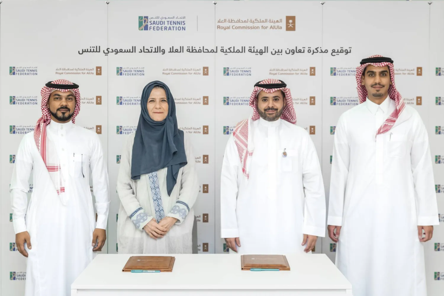 أعضاء الهيئة الملكية في العلا ونظرائهم في اتحاد اللعبة عقب إبرام الإتفاقية "الشرق الأوسط"