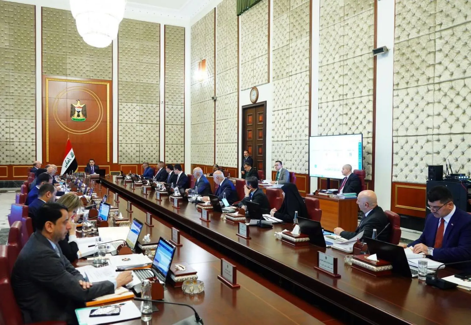 صور نشرها السوداني عبر «فيسبوك» لترؤسه «مجلس الوزراء» الثلاثاء