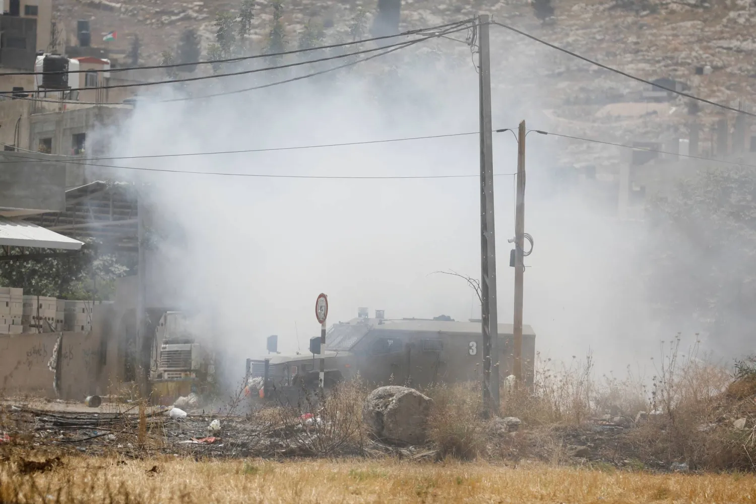 آلية عسكرية إسرائيلية خلال هجوم في جنين بالضفة 19 يونيو (رويترز)