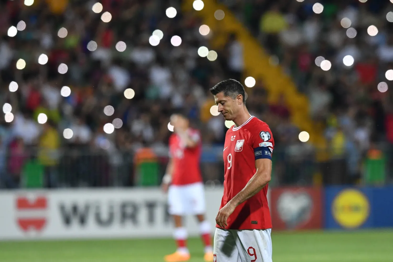 ليفاندوفسكي قال إنه من المحتمل أن ينهي مسيرته في برشلونة (إ.ب.أ)