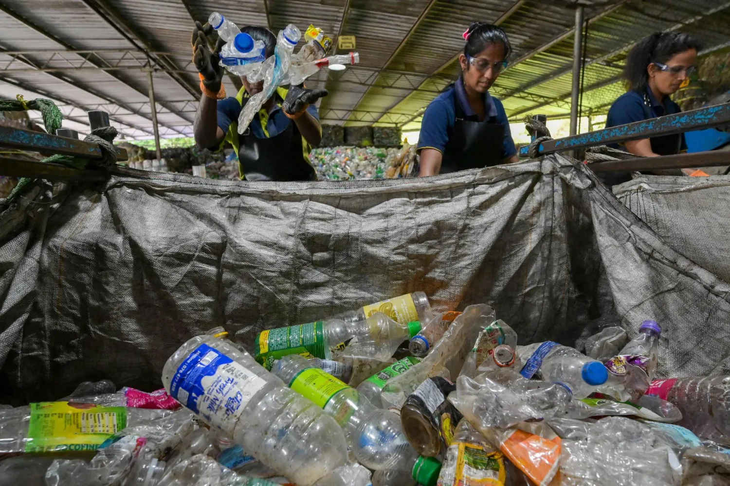 منشأة لإعادة تدوير البلاستيك في سري لانكا (أ.ف.ب)
