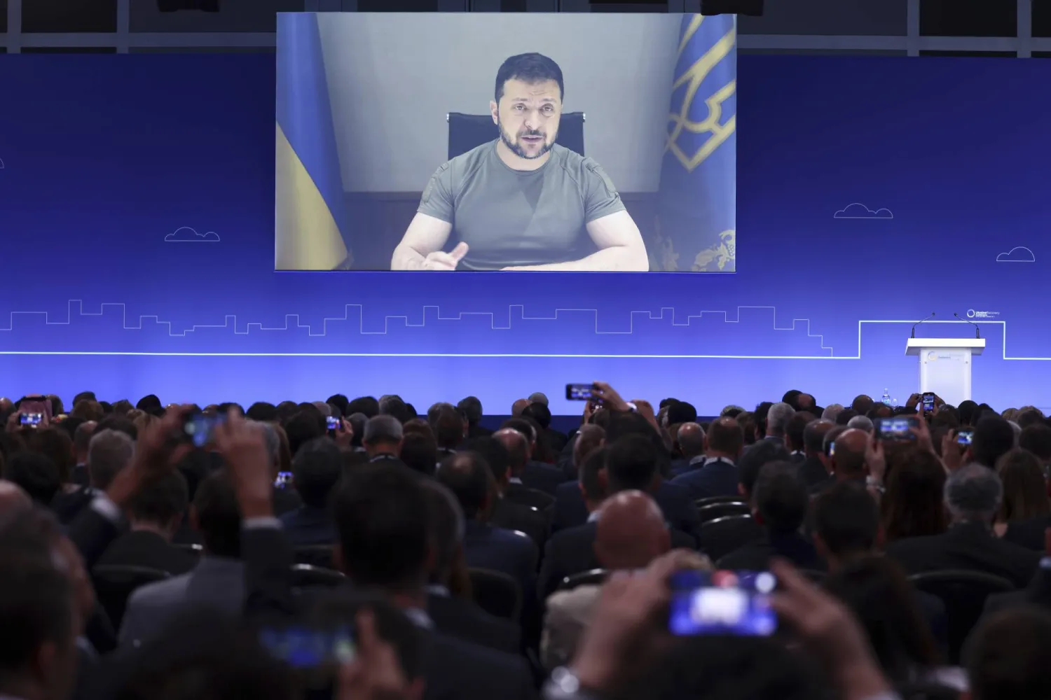 زيلينسكي يخاطب المؤتمر: يجب أن ننتقل من الاتفاقات إلى المشروعات الحقيقية (أ.ب)