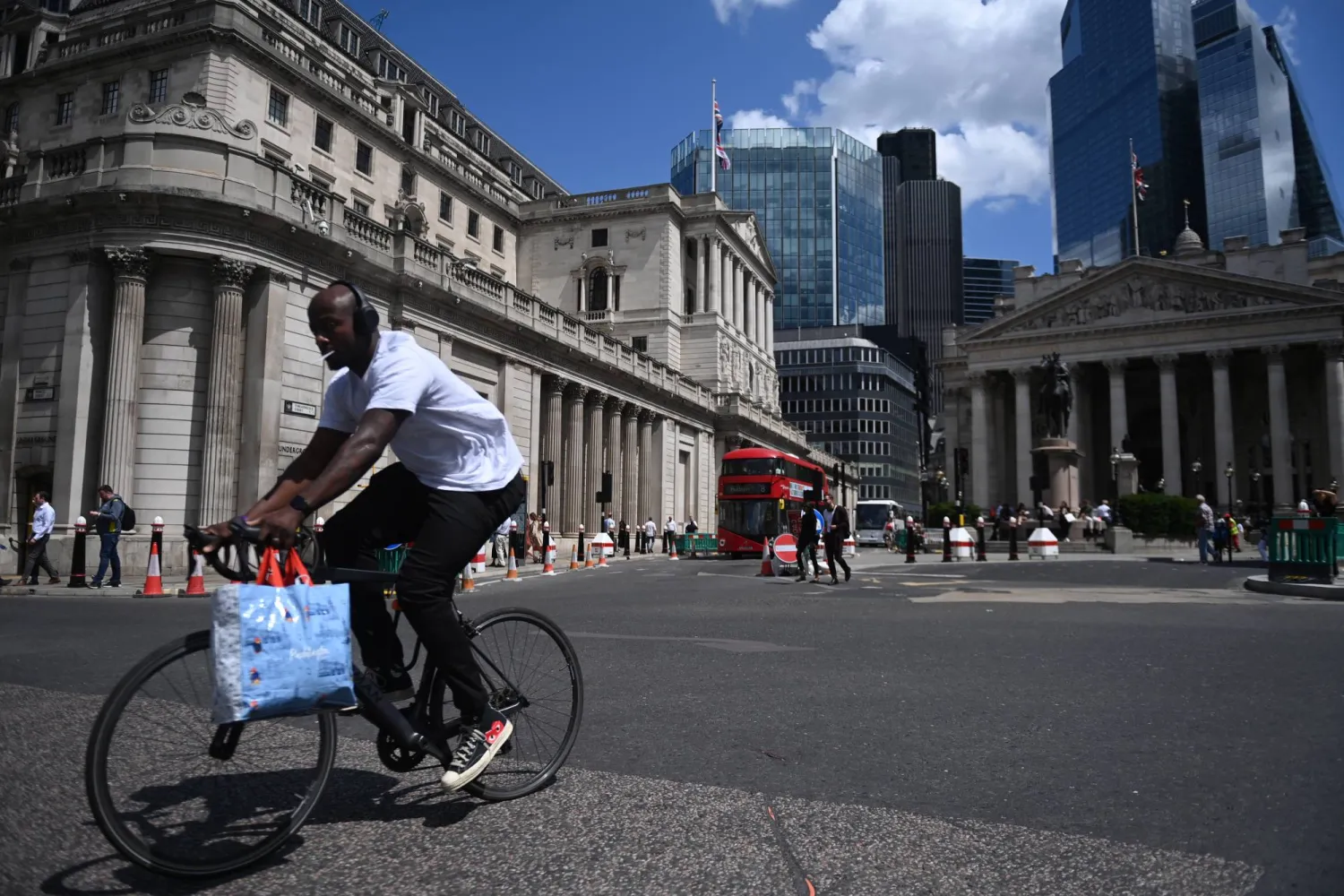 راكب دراجة يمر وسط العاصمة البريطانية لندن أمام بنك إنجلترا المركزي الذي يبدو مدفوعا لرفع الفائدة مع تضخم عنيد (إ.ب.أ)