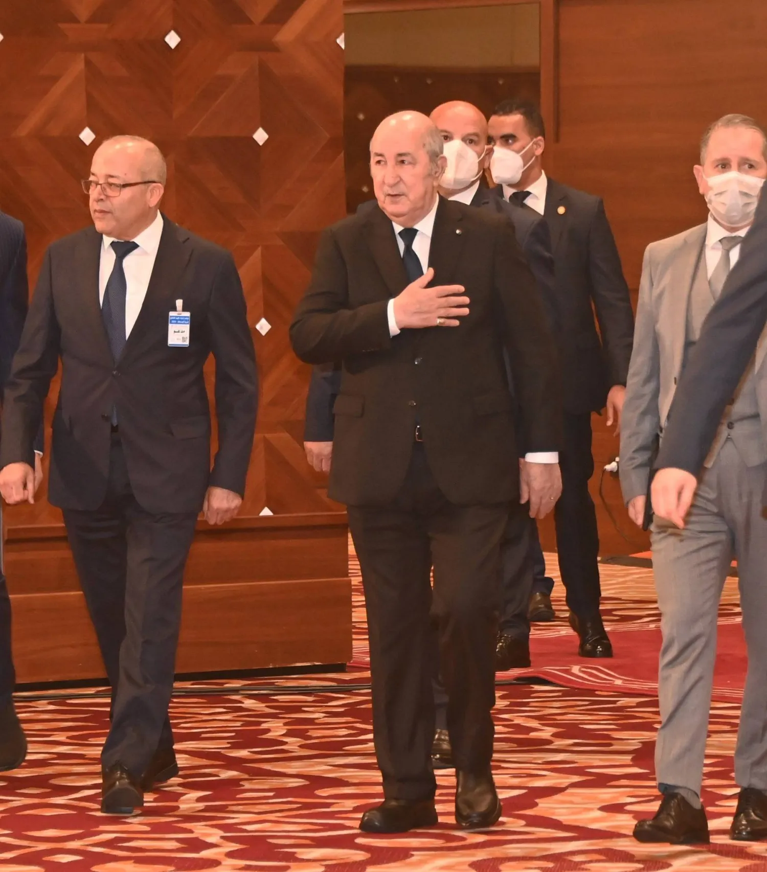 وزير الاتصال (يسار) مع الرئيس تبون (الوزارة)