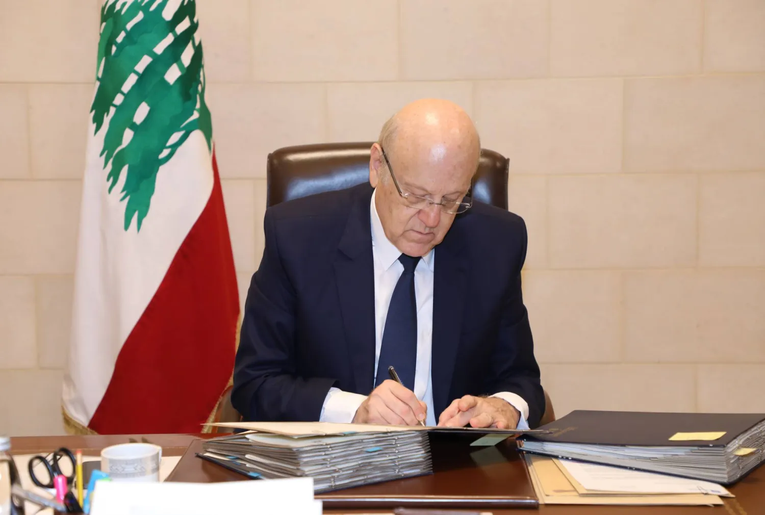 الرئيس نجيب ميقاتي يوقع على قرارات حكومية بعد انتهاء جلسة مجلس الوزراء (دالاتي ونهرا)