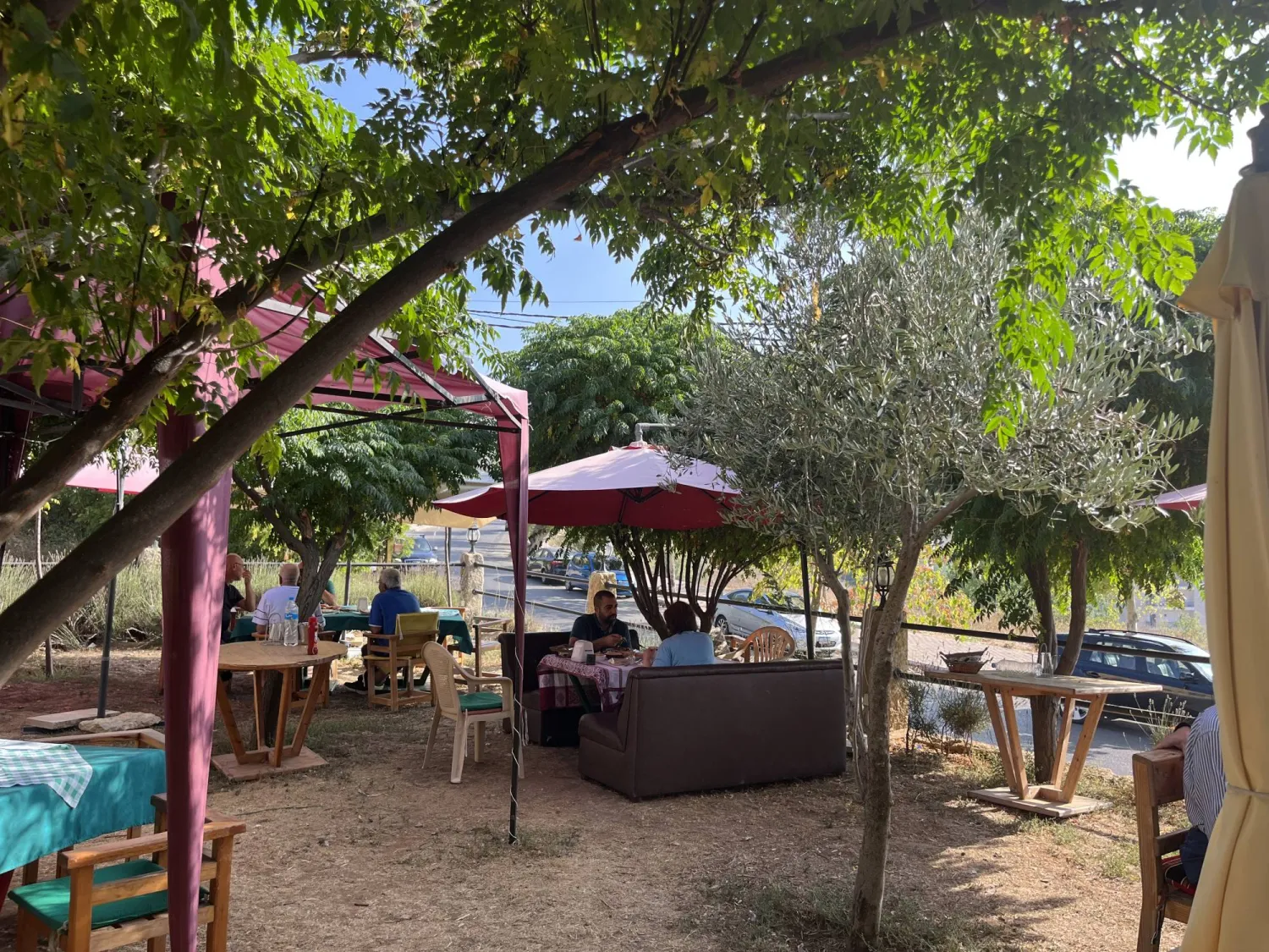 جلسة قروية تحت ظلال الأشجار مع لقمة لبنانية شهية