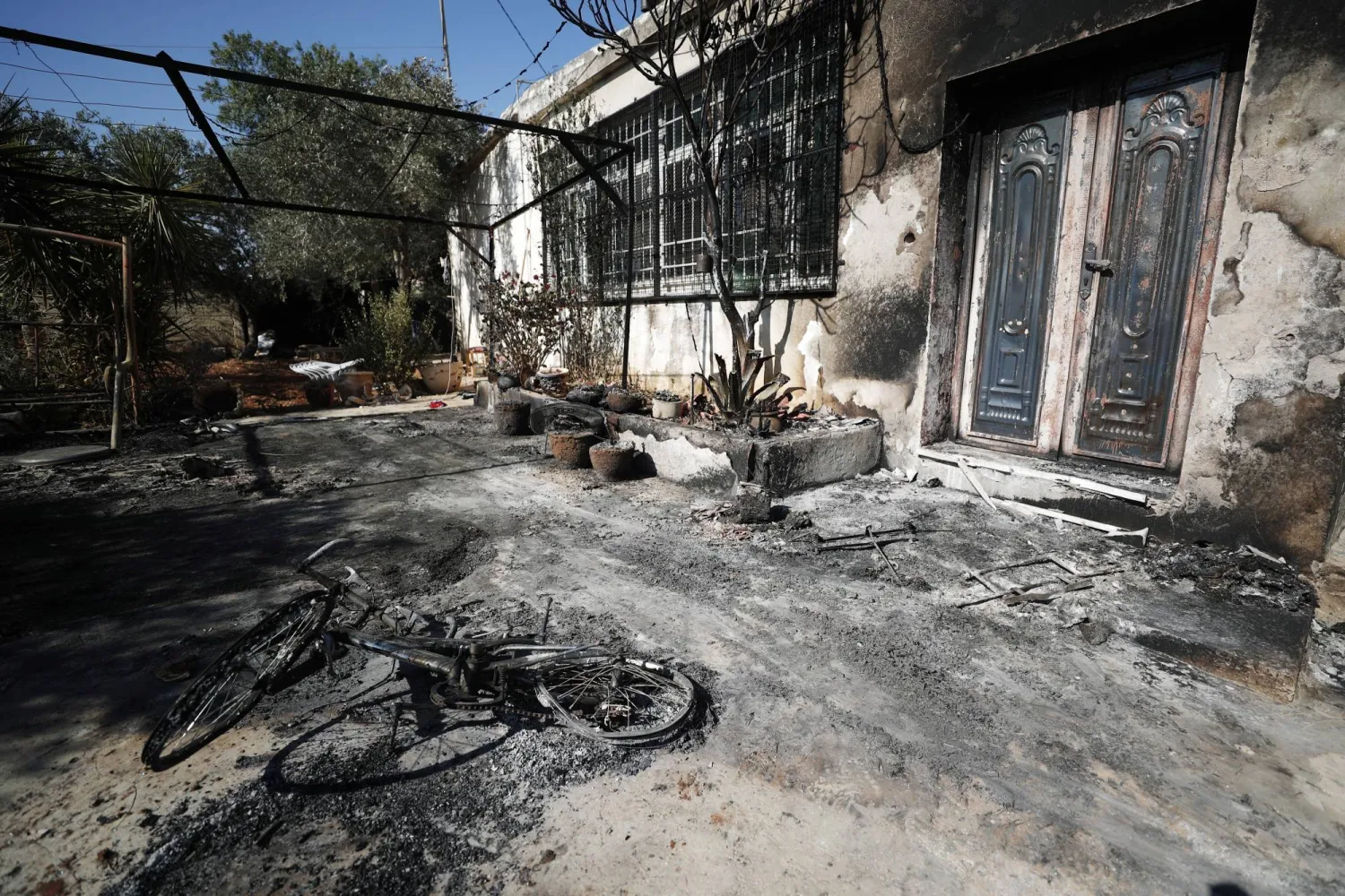 مشهد الدمار في بلدة ترمسعيا الفلسطينية بجوار مستوطنة إيلي الإسرائيلية في الضفة الغربية (إ.ب.أ)