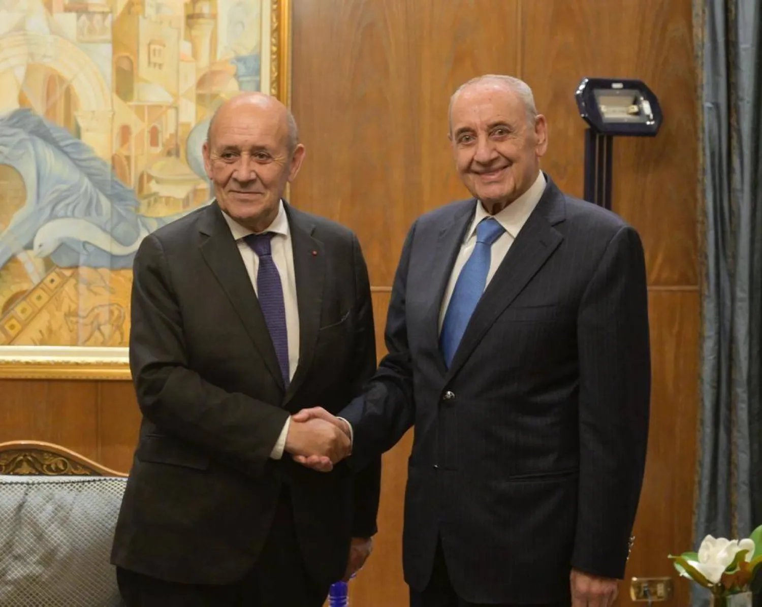 الرئيس نبيه بري مستقبلاً الوزير لودريان (الشرق الأوسط)