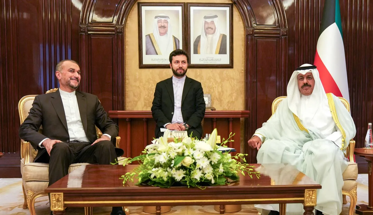 رئيس الوزراء الكويتي الشيخ أحمد نواف الصباح خلال استقباله وزير الخارجية الإيراني حسين أمير عبداللهيان الأربعاء (كونا)