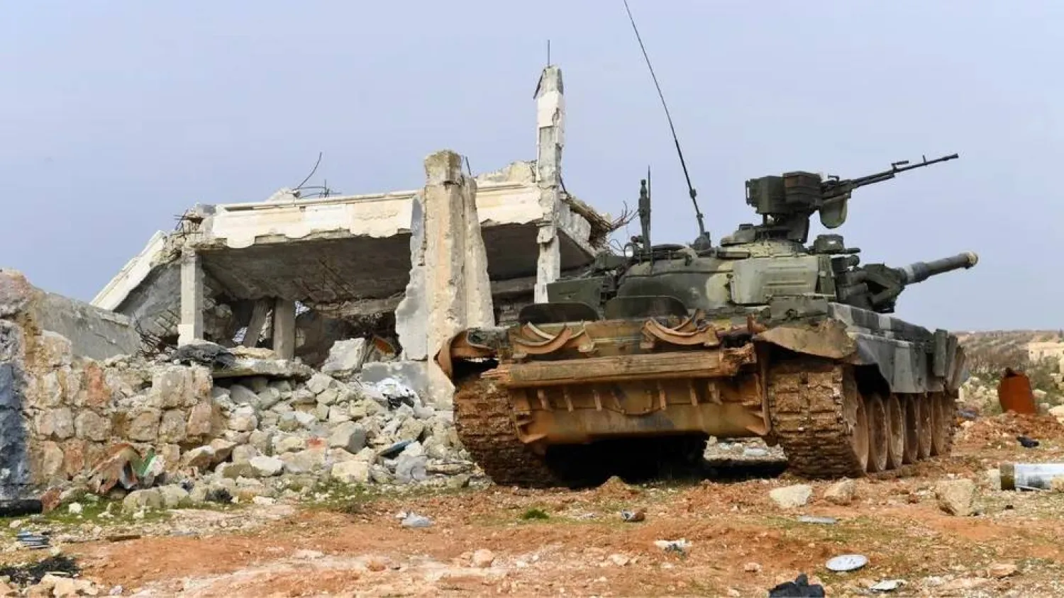 قصف مدفعي لقوات النظام في شمال غربي سوريا (أ.ف.ب)