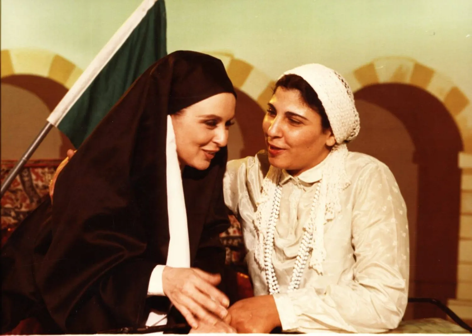 الفنانة سعاد حسني وأختها في الاستديو أثناء تصوير مسلسل «هو وهي» (الشرق الأوسط)