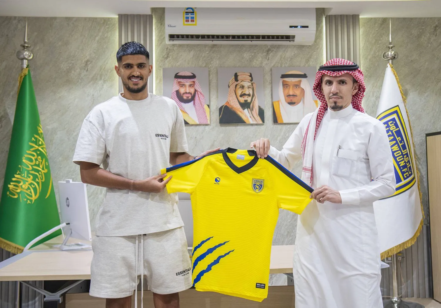 وليد الأحمد والرشودي رئيس التعاون بعد توقيع العقد «نادي التعاون»