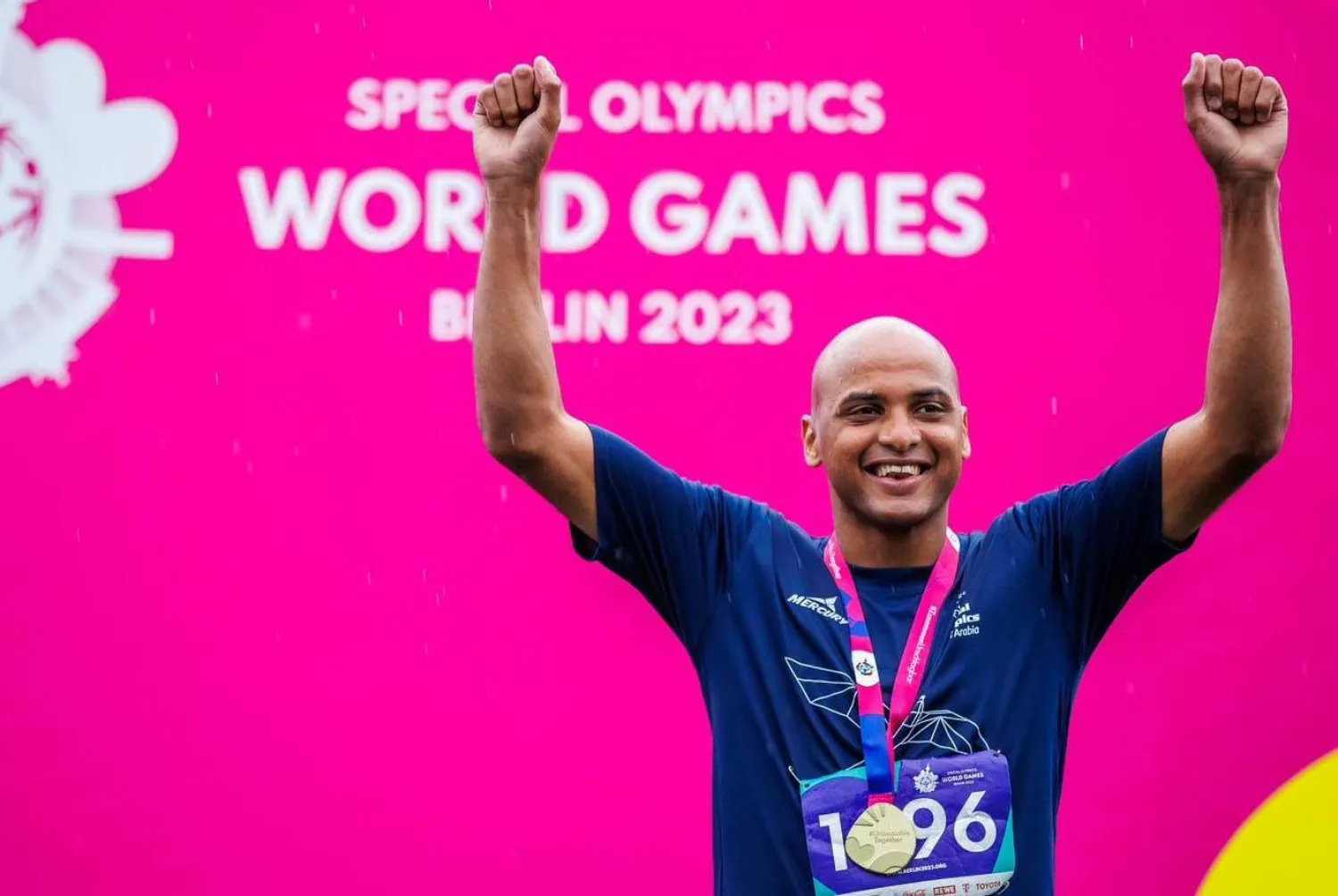 ثامر أحمد محتفلاً بالإنجاز (الشرق الأوسط)