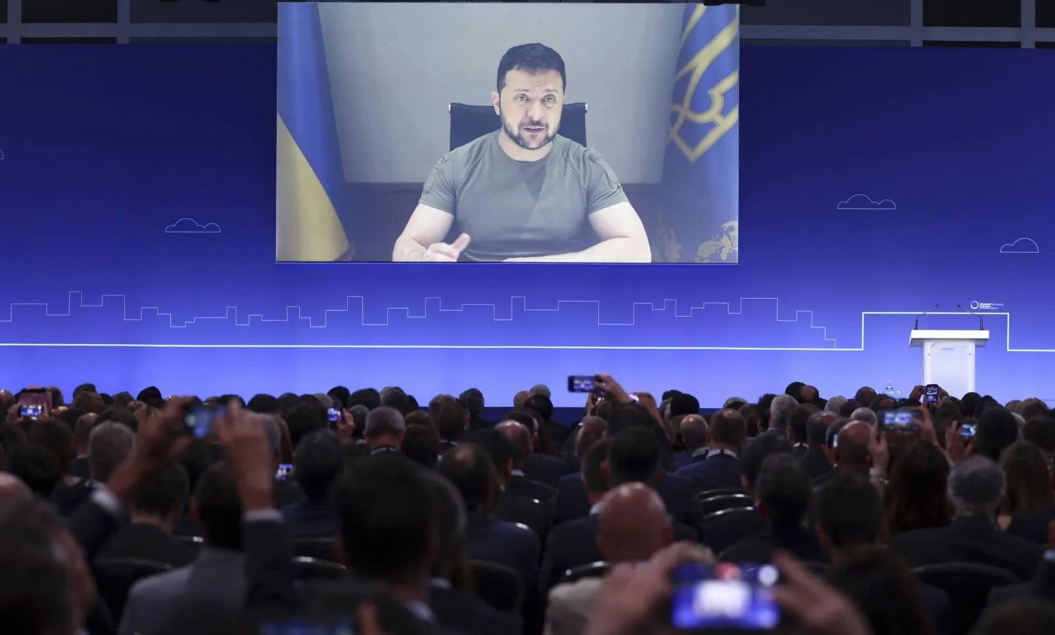  زيلينسكي يخاطب المؤتمر: يجب أن ننتقل من الاتفاقات إلى المشروعات الحقيقية (أ.ب) 