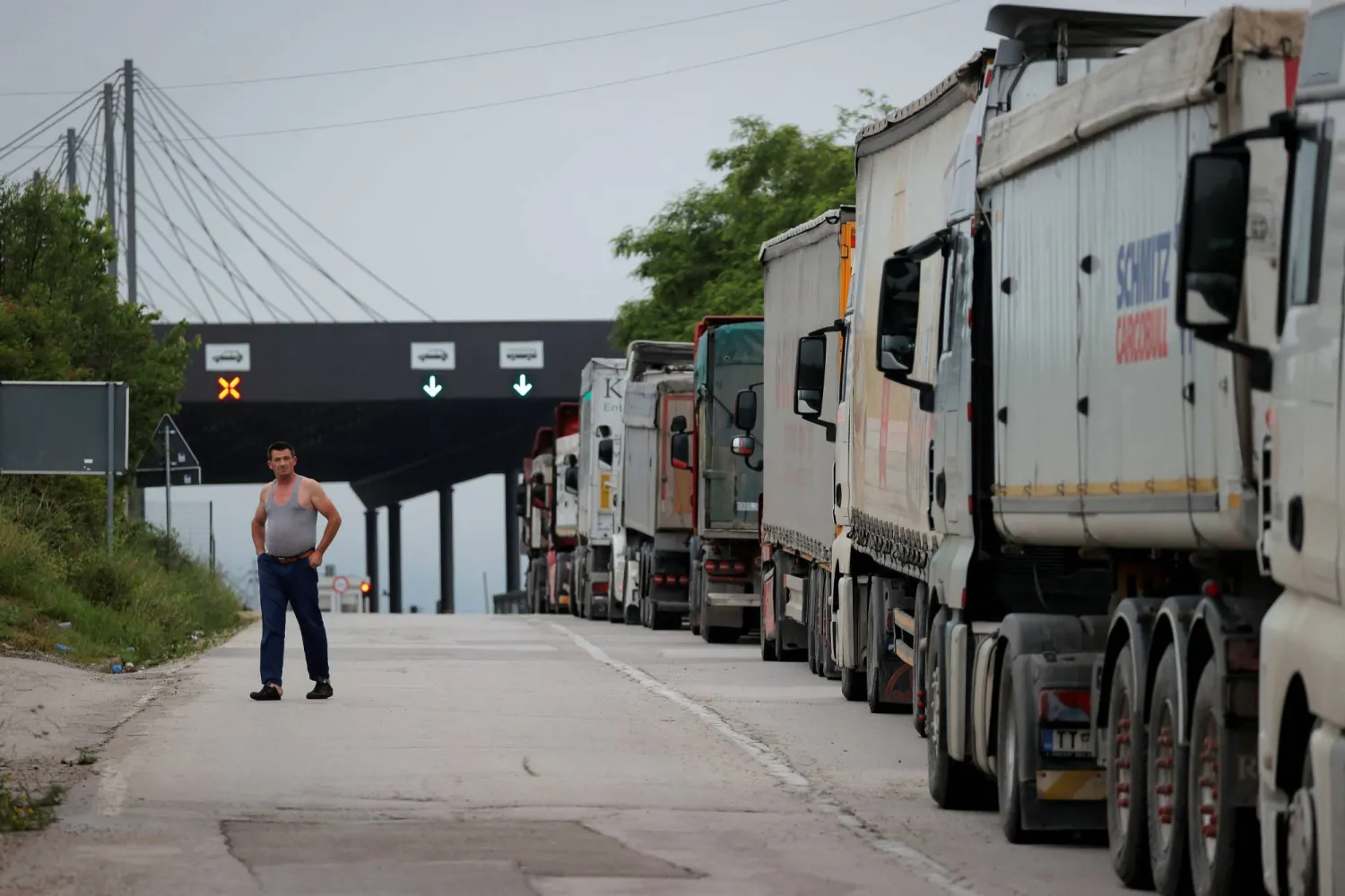 Trucks with goods queue at the Kosovo-Serbia border crossing in Merdare, Kosovo, June 15, 2023. REUTERS/Valdrin Xhemaj NO RESALES. NO ARCHIVES