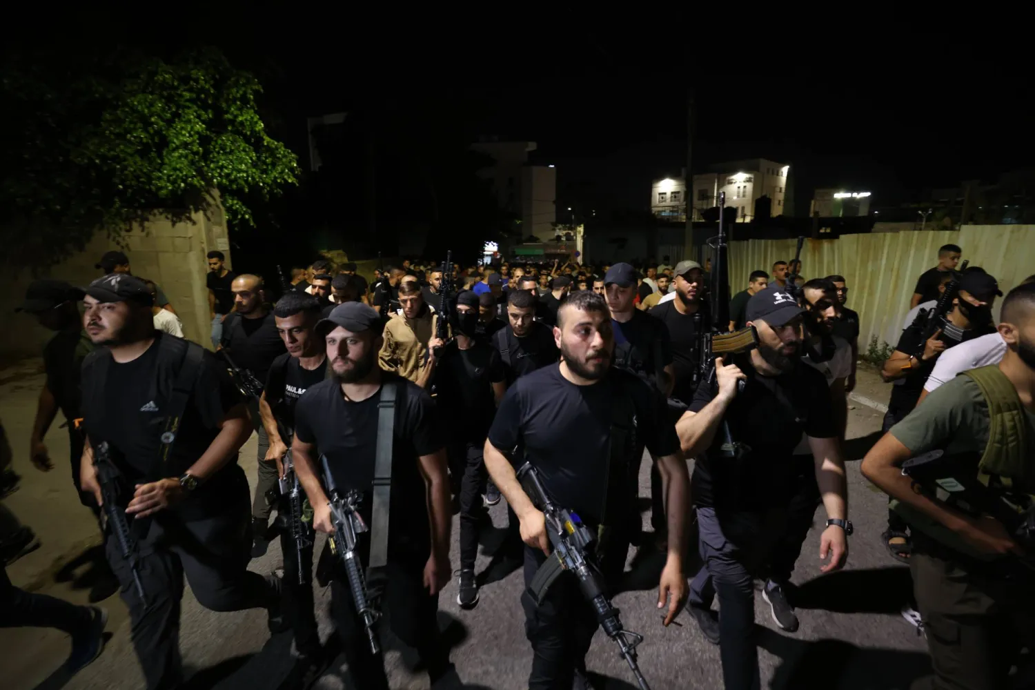 فلسطينيون يتظاهرون ضد اغتيال فلسطينيين في مدينة جنين بالضفة (إ.ب.أ)