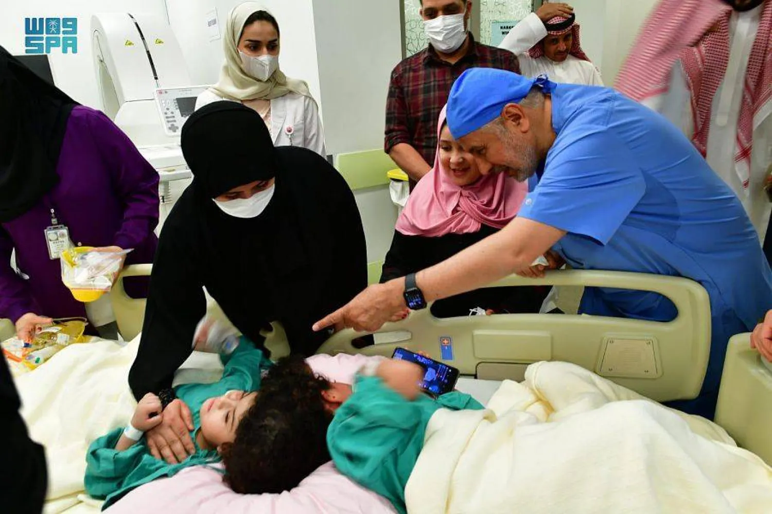 الدكتور الربيعة يطمئن على التوأم السيامي المصري قبل العملية (واس)