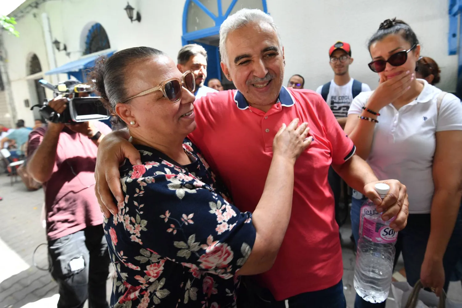 زياد الهاني مع بعض أفراد عائلته بعد إطلاق سراحه (أ.ف.ب)