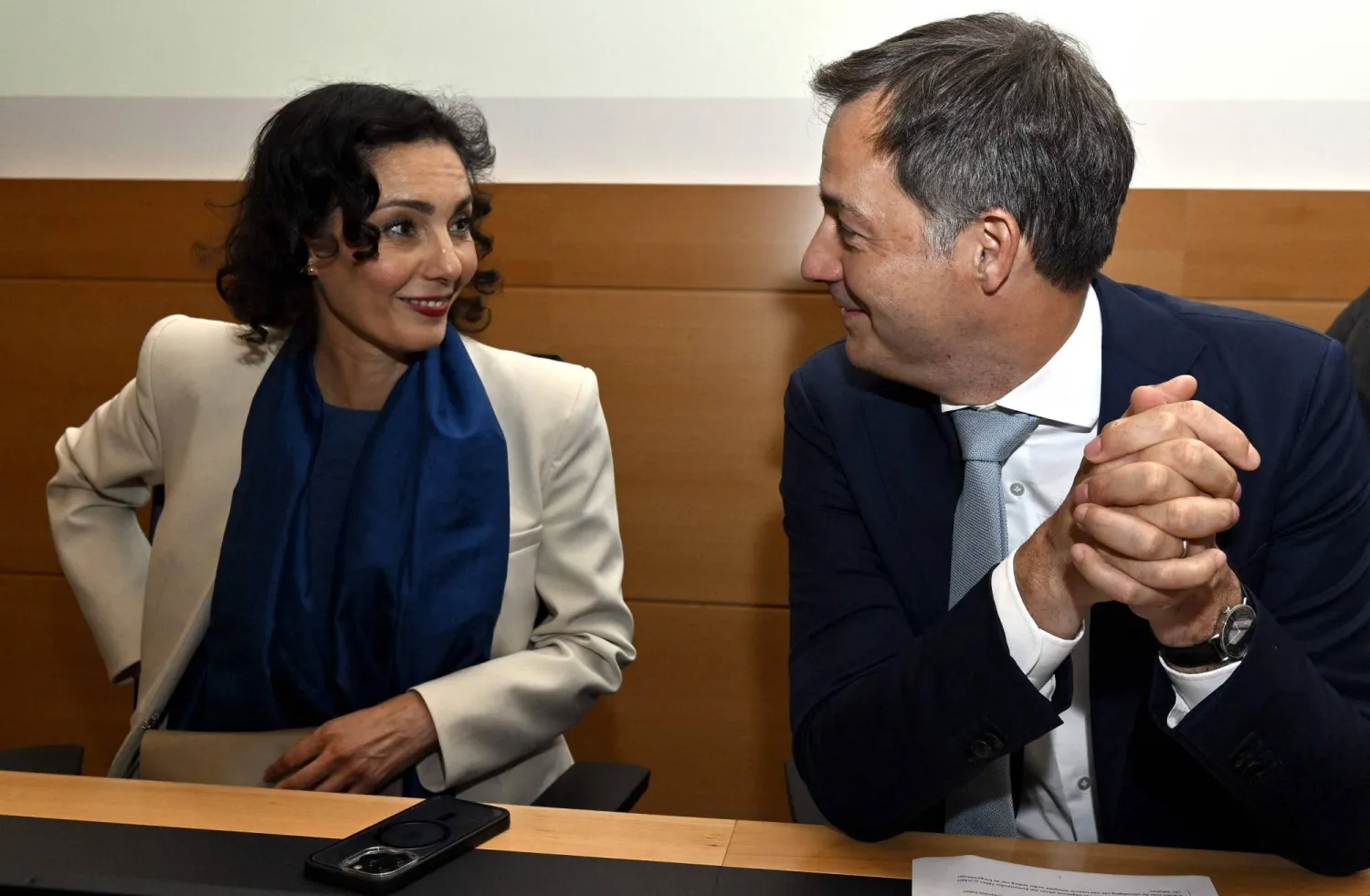 لحبيب ودي كرو يحضران جلسة لجنة العلاقات الخارجية في البرلمان البلجيكي، ببروكسل، أمس (أ.ف.ب)