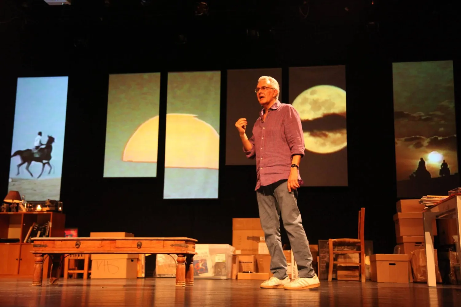 فيليب عرقتنجي أثناء أدائه على خشبة المسرح (ميشال فنيانوس عرقتنجي)