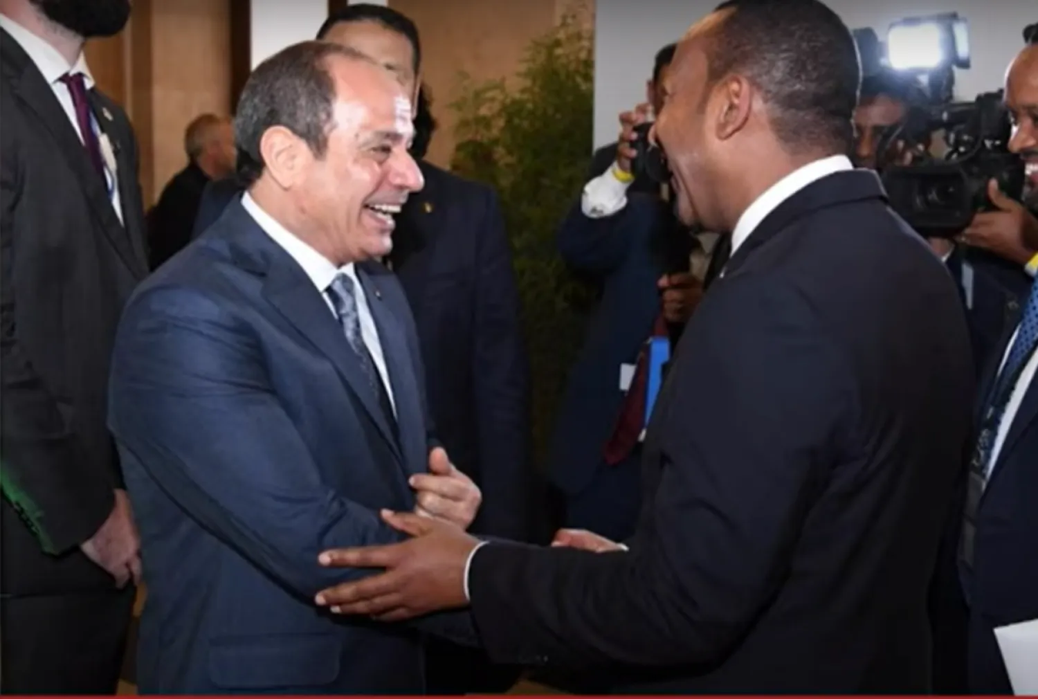 الرئيس المصري يصافح رئيس الوزراء الإثيوبي على هامش «قمة باريس» (قناة إكسترا نيوز المصرية)