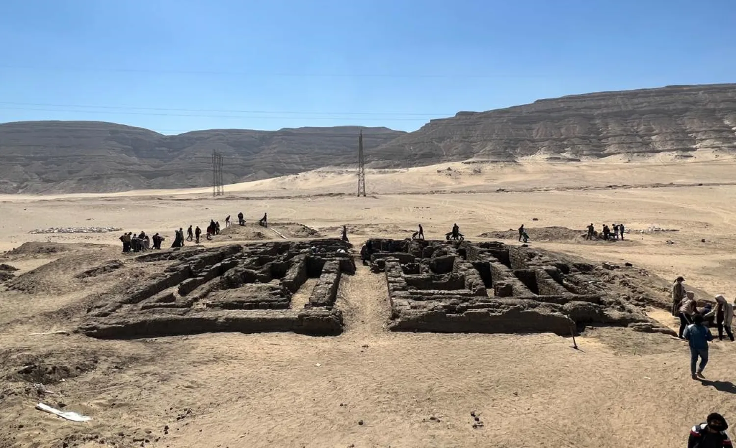 جانب من الجبانة الأثرية المكتشفة (وزارة السياحة والآثار)