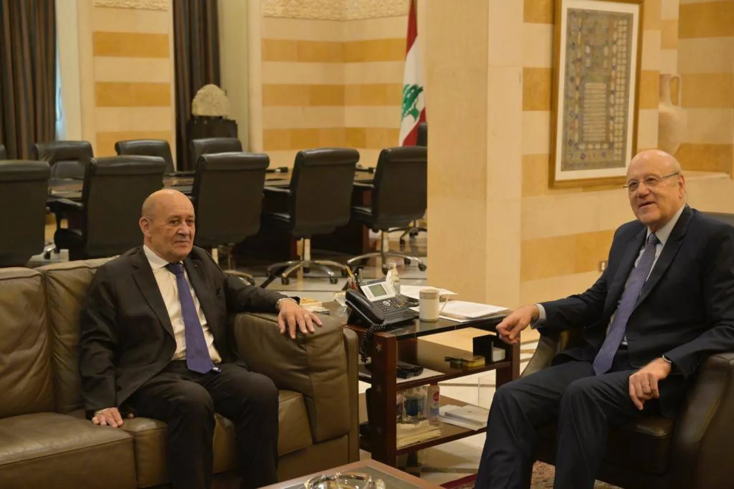 الرئيس نجيب ميقاتي مستقبلاً لودريان (الشرق الأوسط)