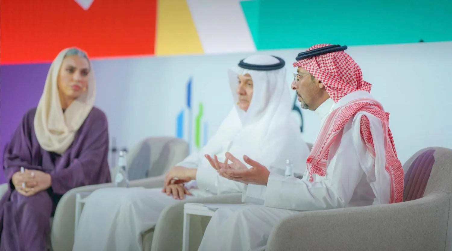 وزيرا الصناعة والثروة المعدنية، والبيئة والمياه والزراعة، خلال الجلسة الحوارية (الشرق الأوسط)