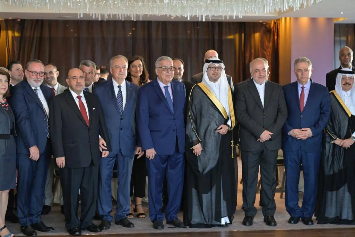 السفير بخاري محاطاً بسفراء الدول الإسلامية وإلى يمينه وزير الخارجية اللبناني وإلى يساره السفير الإيراني (الشرق الأوسط)