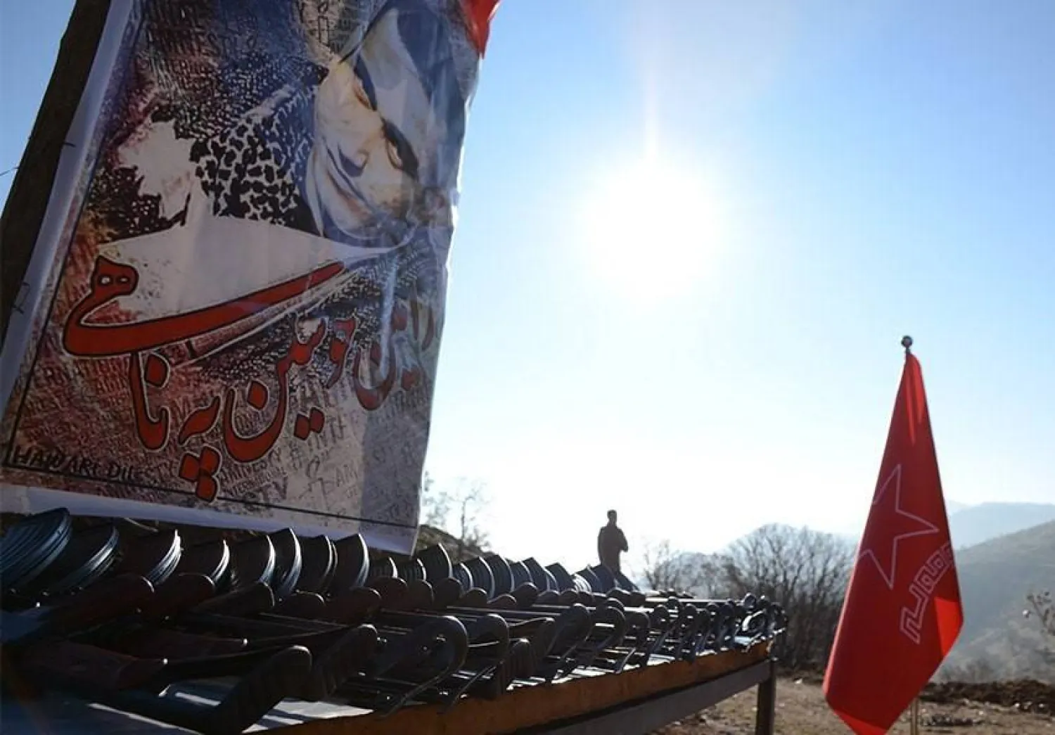 مقاتل وذخائر في أحد مقرات الأحزاب الكردية المعارضة في إقليم كردستان العراق (حزب كوملة)