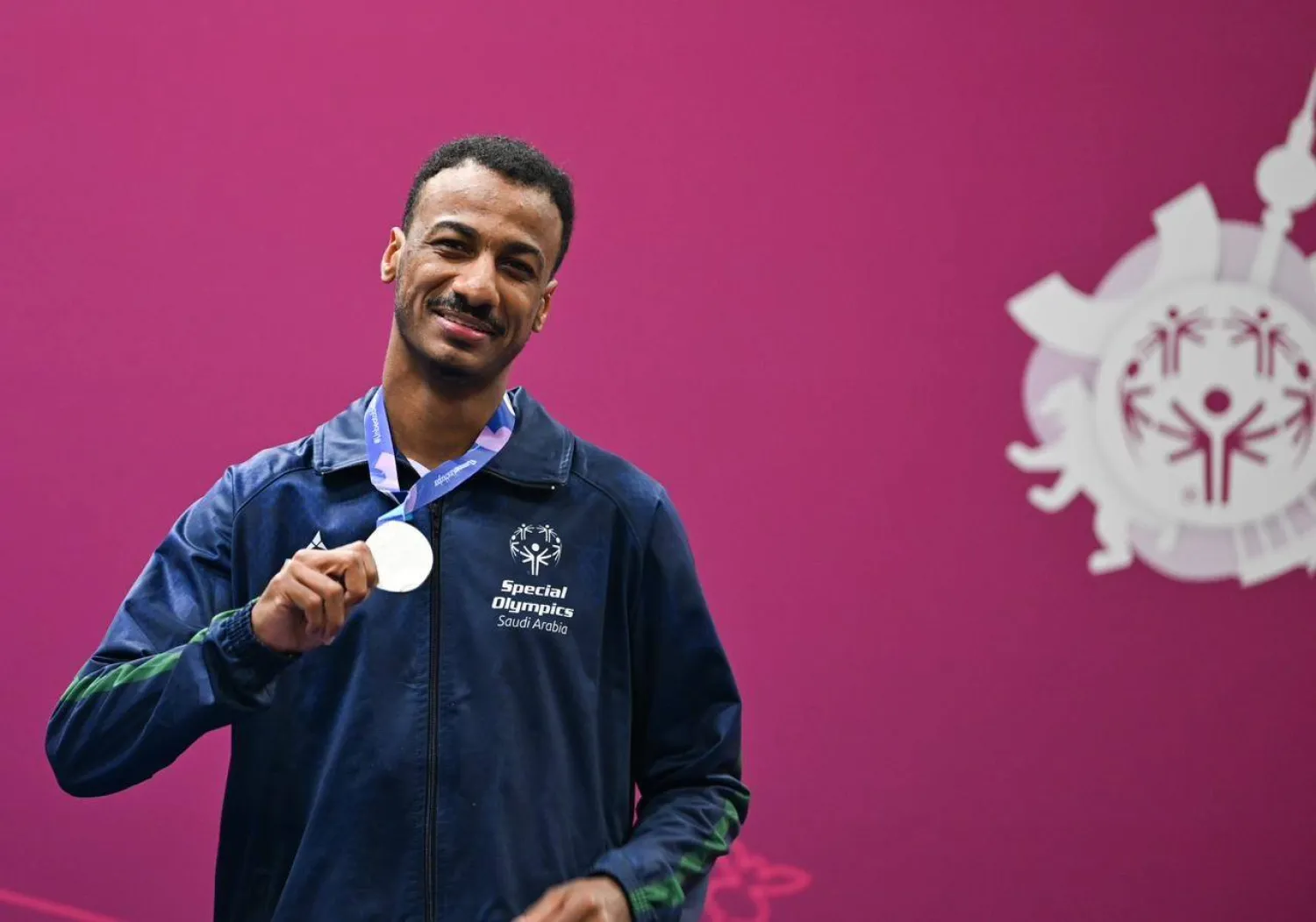 العليان محتفلاً بميداليته (الشرق الأوسط)