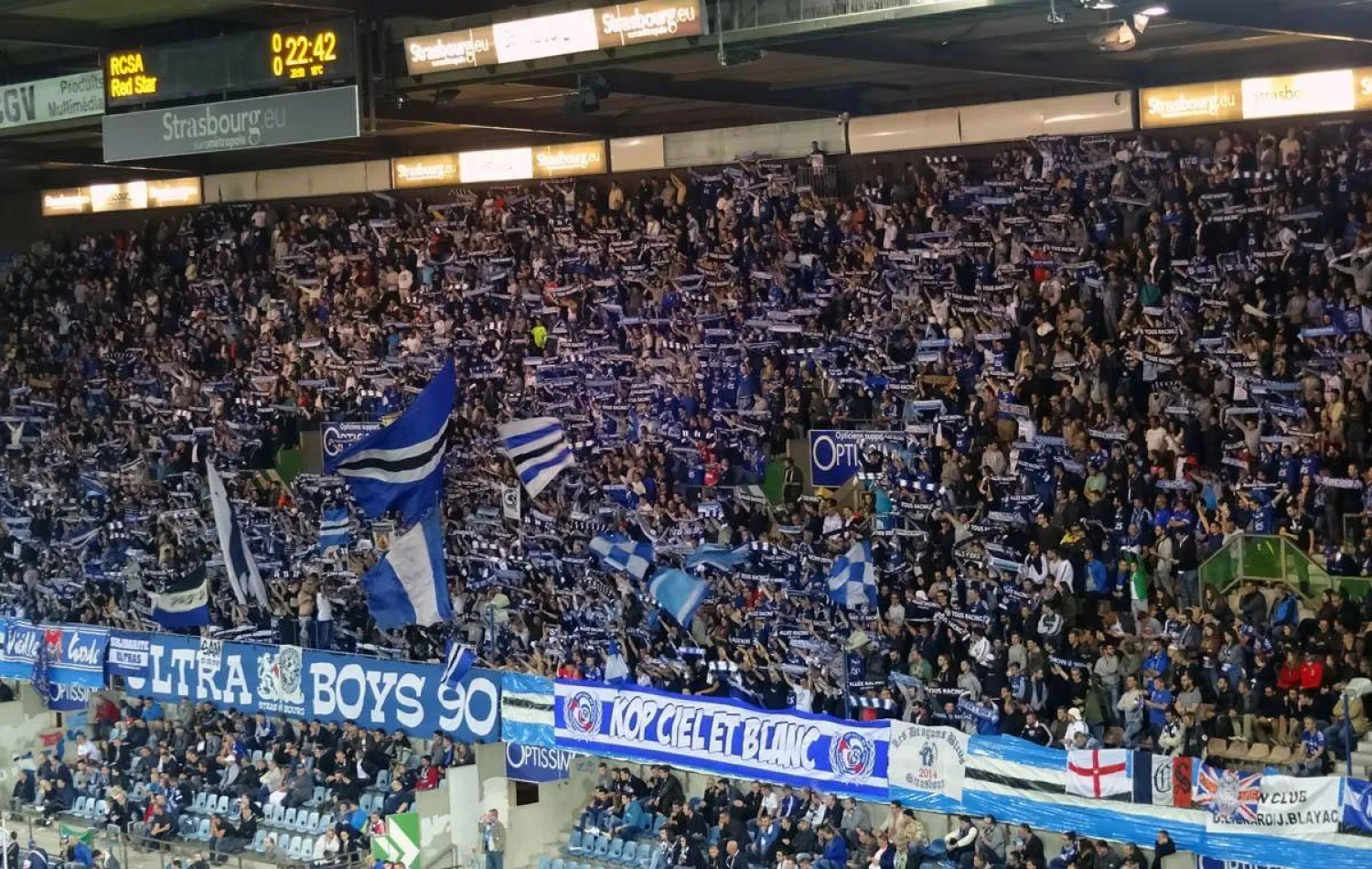 جماهير ستراسبرغ تساند فريقها في إحدى مواجهات الدوري الفرنسي (الشرق الأوسط)