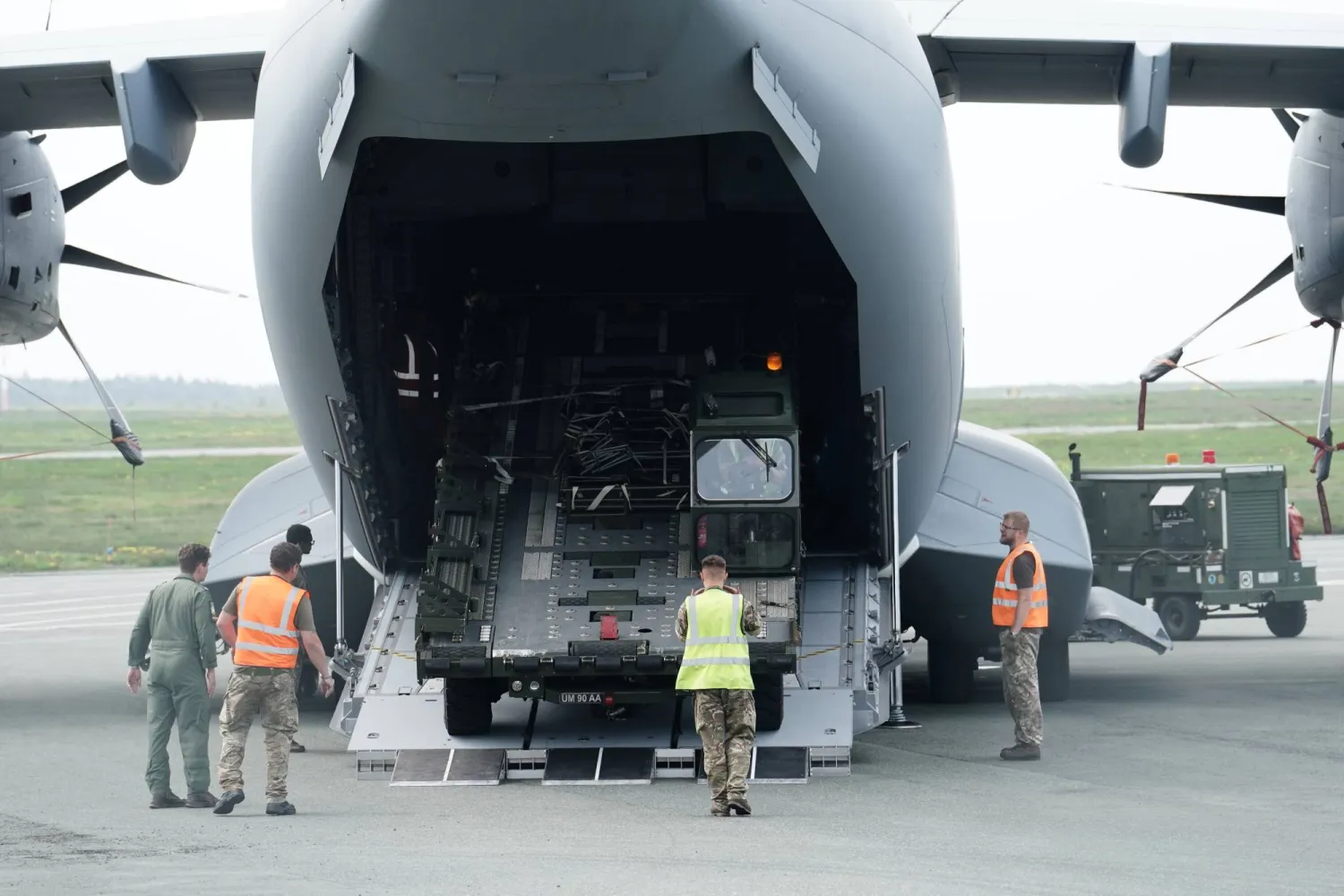 إنزال مركبة في مطار سانت جون الدولي بمقاطعة نيوفاوندلاند الكندية لاستخدامها في جهود البحث عن الغواصة المفقودة (د.ب.أ)