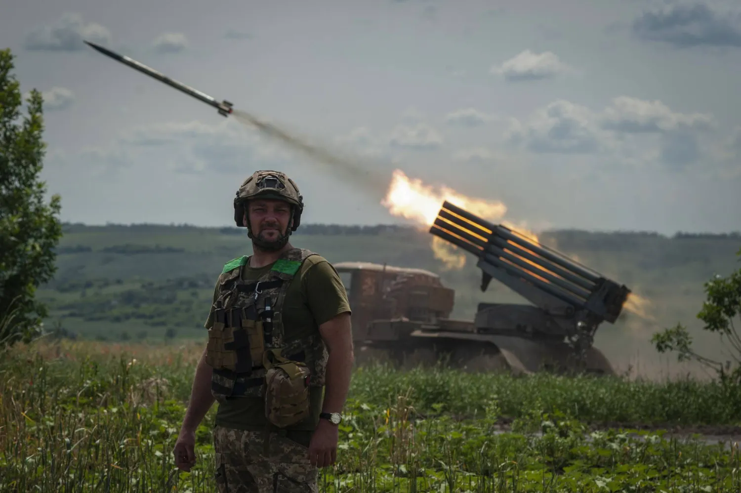  Ukraine forces shelling Russian positions near Bakhmut east of Ukraine on June 21, 2023 (AP)