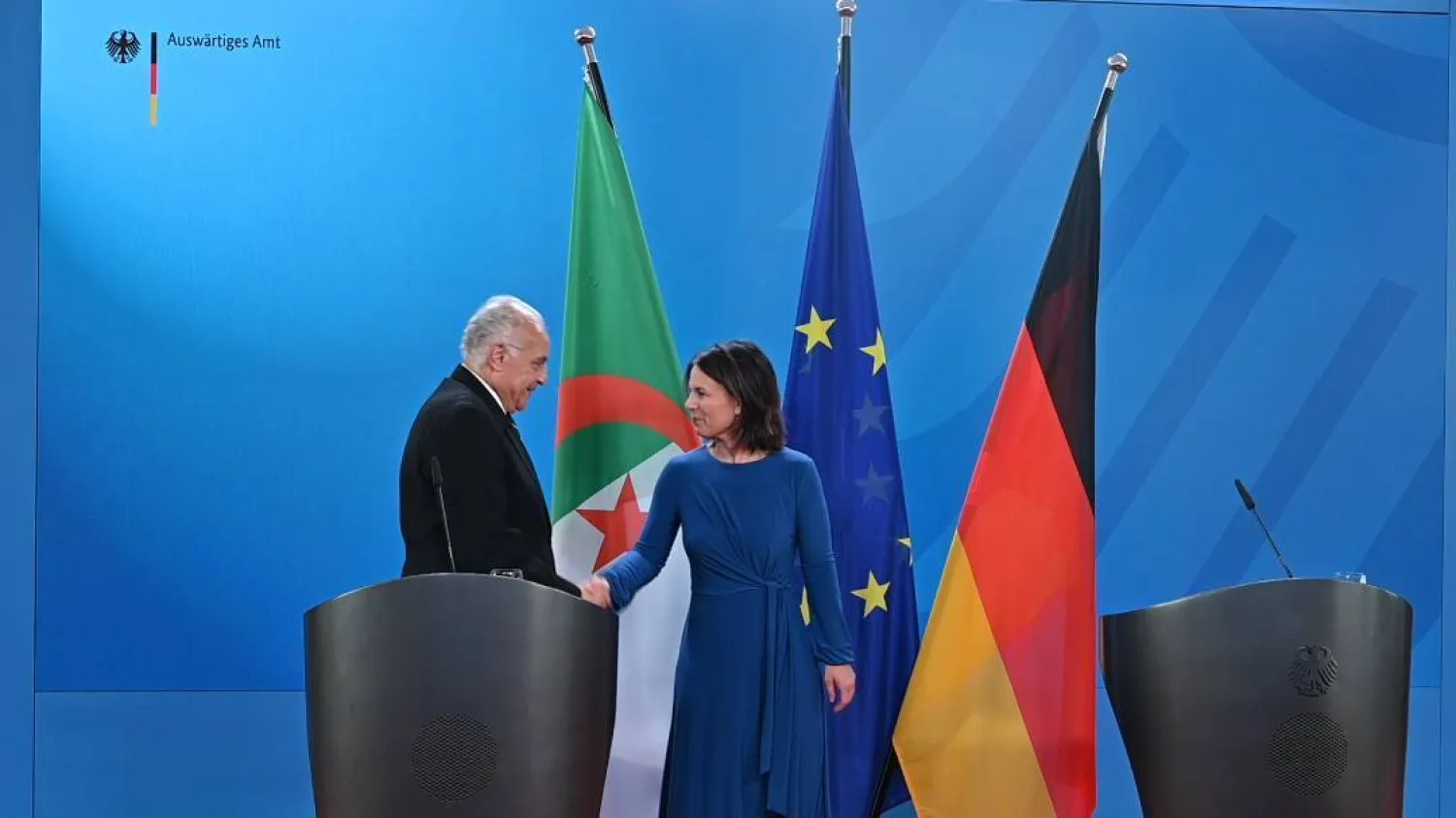 وزيرا خارجية الجزائر وألمانيا خلال المؤتمر الصحافي أمس الخميس في برلين (الخارجية الجزائرية)