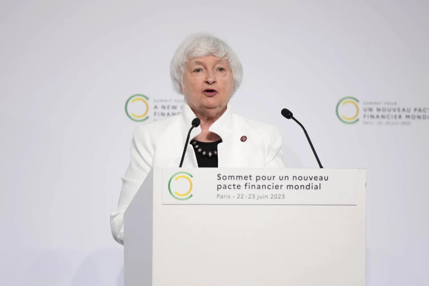 وزيرة الخزانة الأميركية جانيت يلين تتحدث خلال مؤتمر صحافي مشترك في نهاية قمة الميثاق المالي العالمي الجديد في باريس (إ.ب.أ)