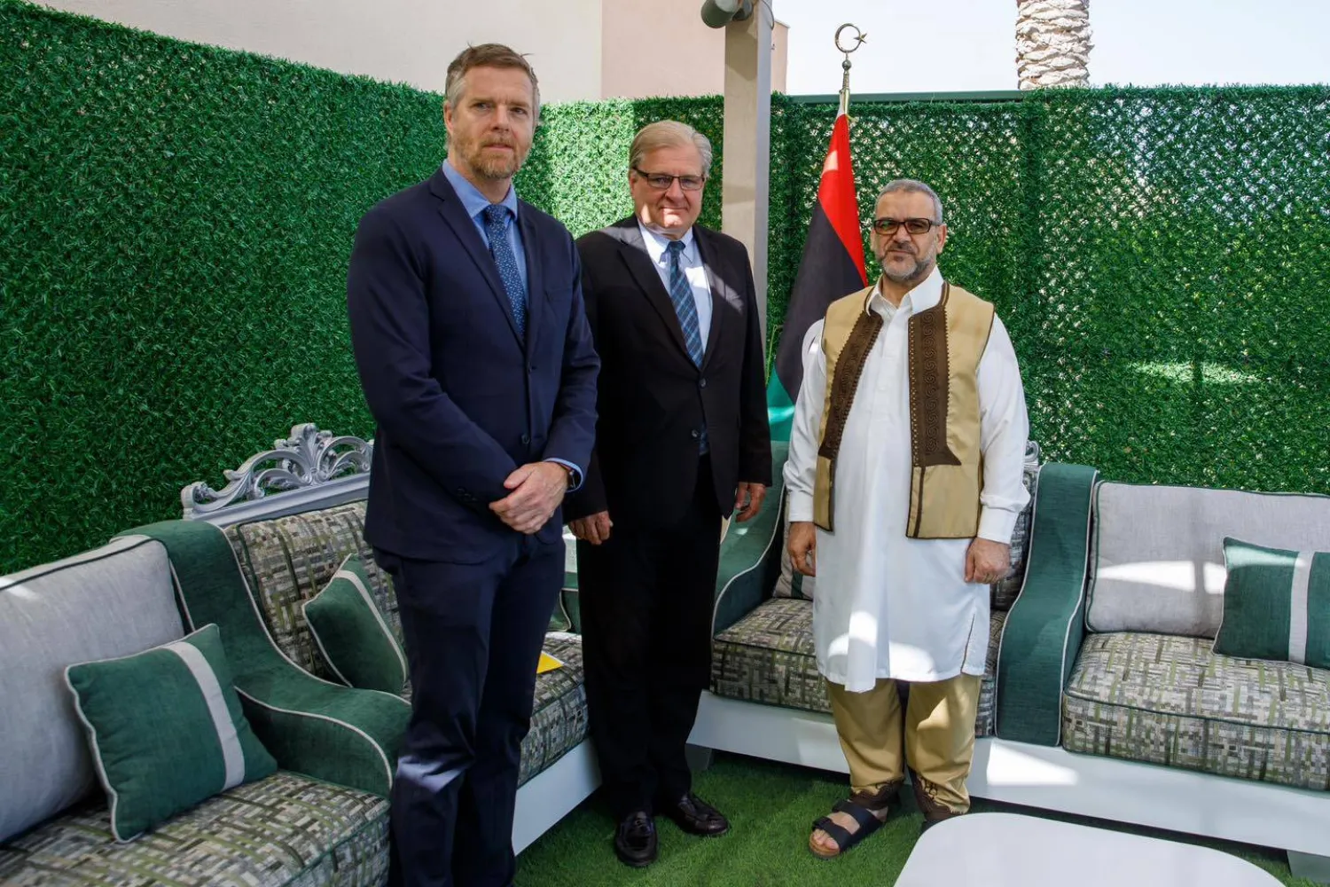 المشري مستقبلاً في مقر إقامته بطرابلس نورلاند المبعوث الأميركي القائم بأعمال السفارة الأميركية وأولدمان (المجلس الأعلى للدولة)