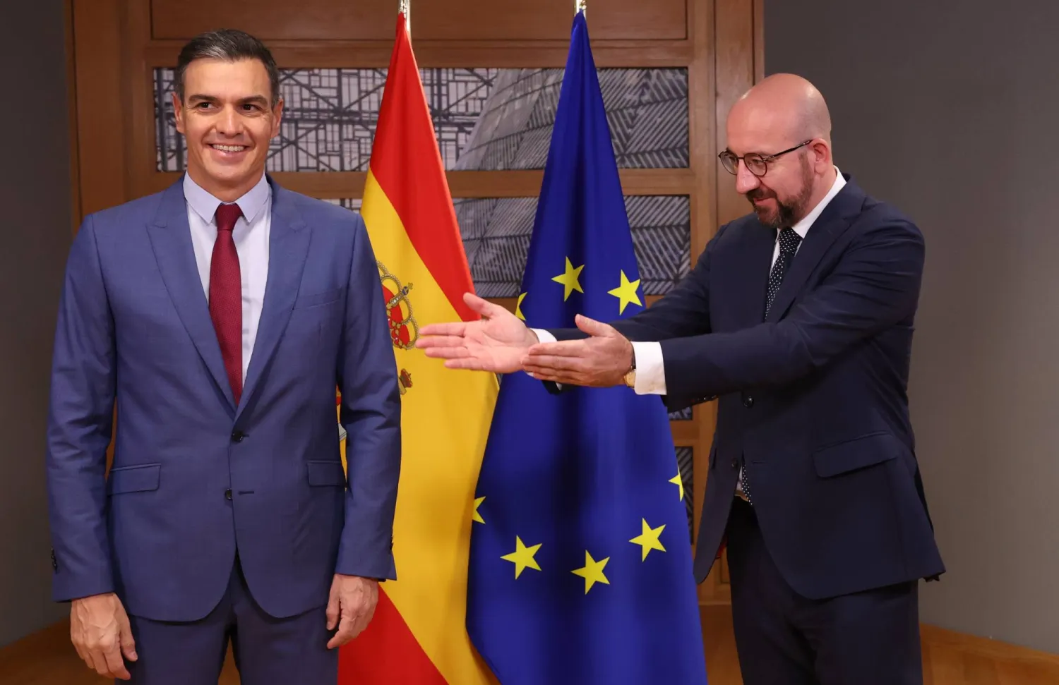 رئيس الوزراء الاشتراكي بيدرو سانشيز - يسار الصورة (د.ب.أ)