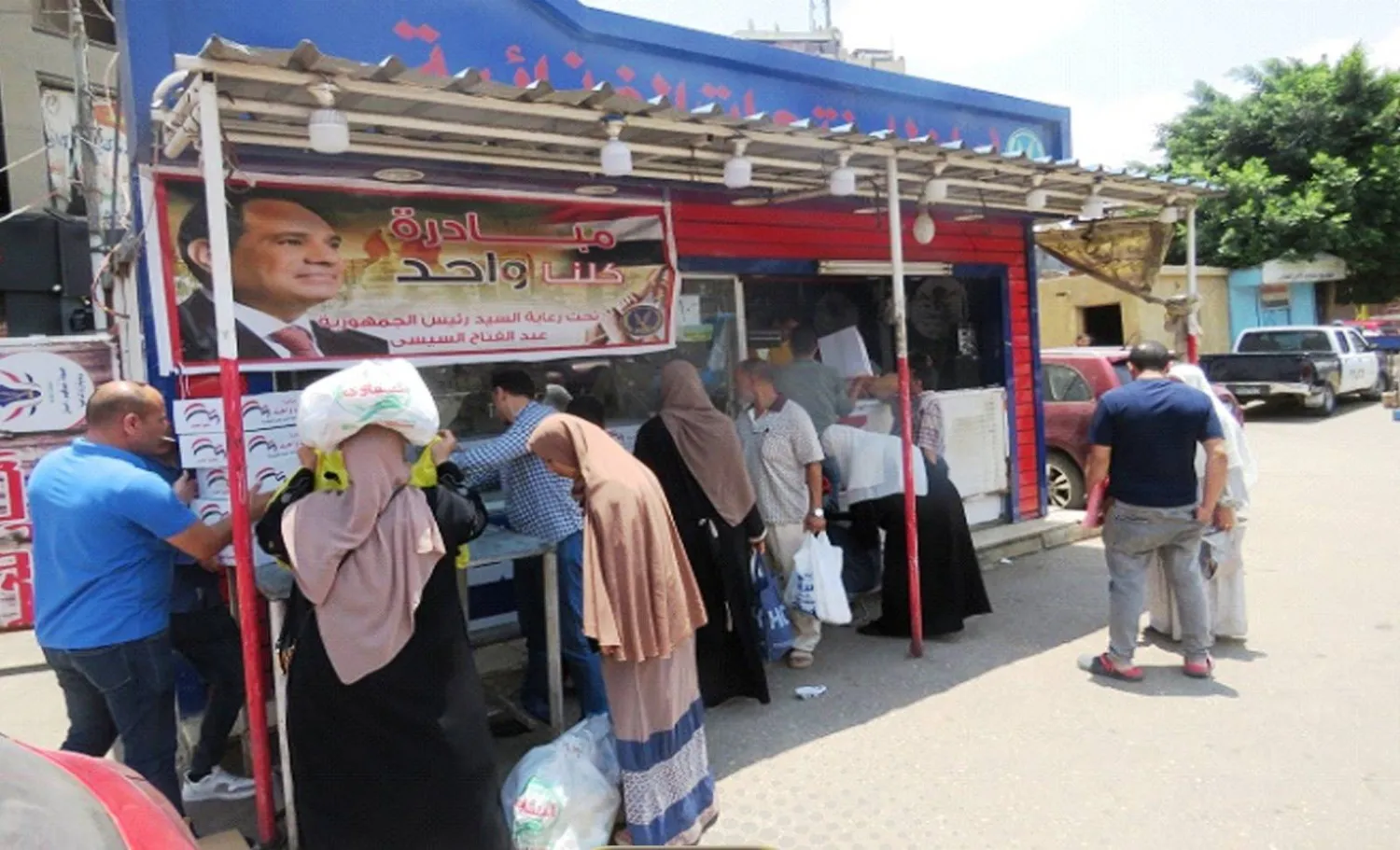 مصريون أمام أحد منافذ مبادرة «كلنا واحد» الحكومية في القاهرة لتوفير السلع بأسعار مخفضة (صفحة وزارة الداخلية المصرية على «فيسبوك»)