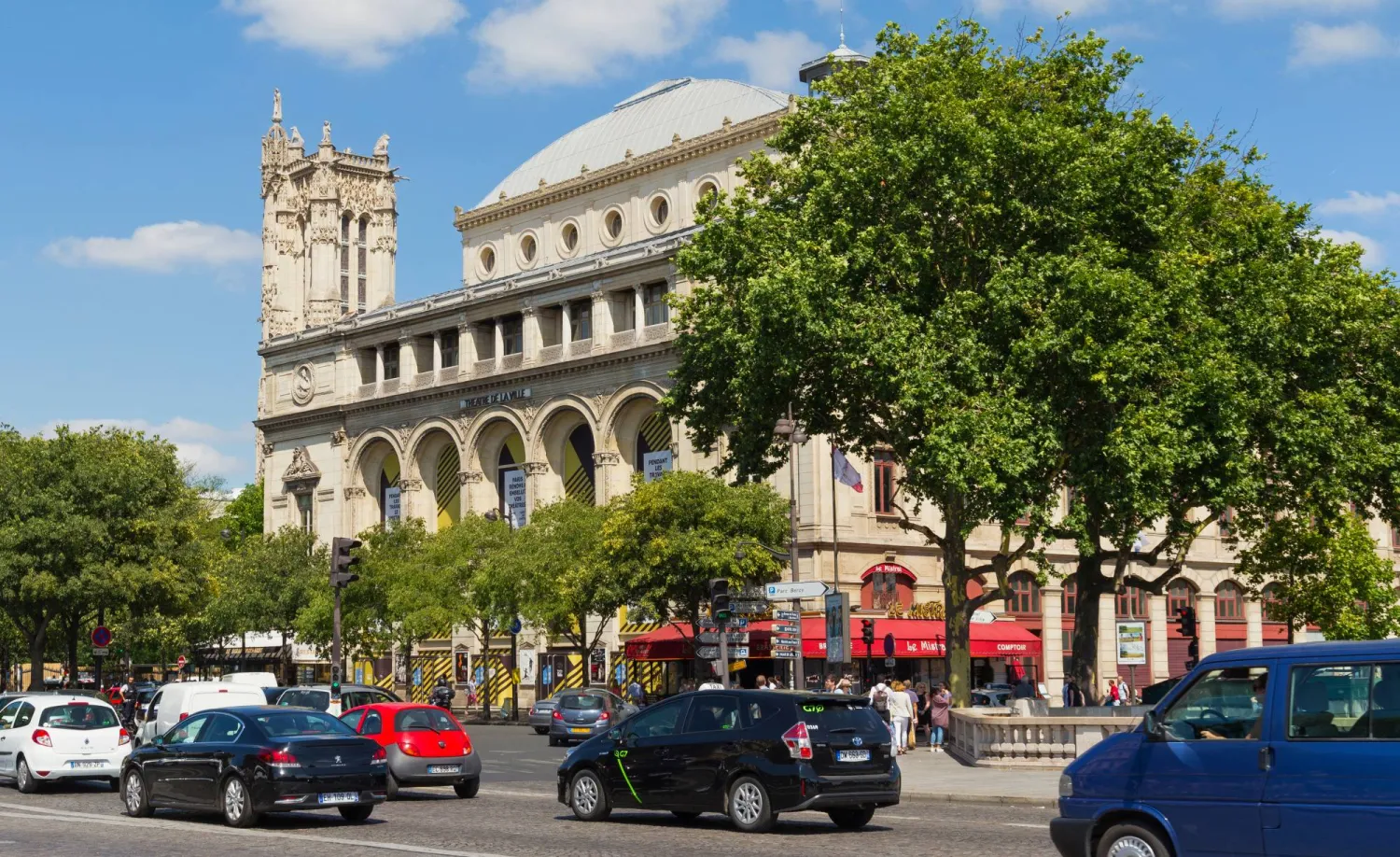 روبوت يتولى الغناء خلال عرض موسيقي في باريس