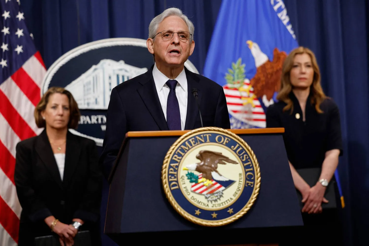 وزير العدل الأميركي ميريك غارلاند يعلن اليوم من واشنطن توجيه اتهامات لأربع شركات صينية في الولايات المتحدة على خلفية الاتجار بمخدر الفنتانيل (أ.ف.ب)