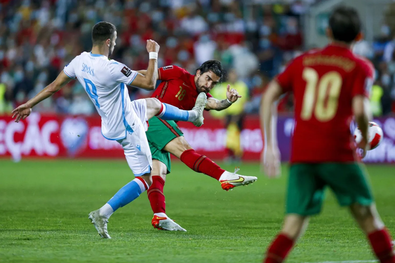 نيفيز في آخِر مشاركاته مع منتخب بلاده ضمن «تصفيات أوروبا» (الشرق الأوسط)