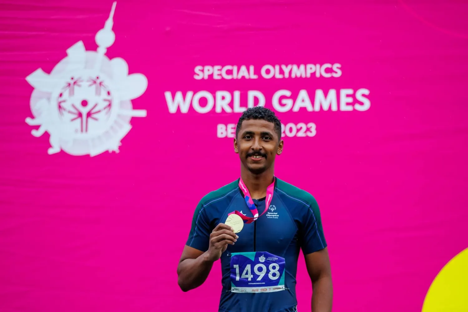 لاعب القوى زياد الهويش يحتفل بذهبية الوثب الطويل (الشرق الأوسط)