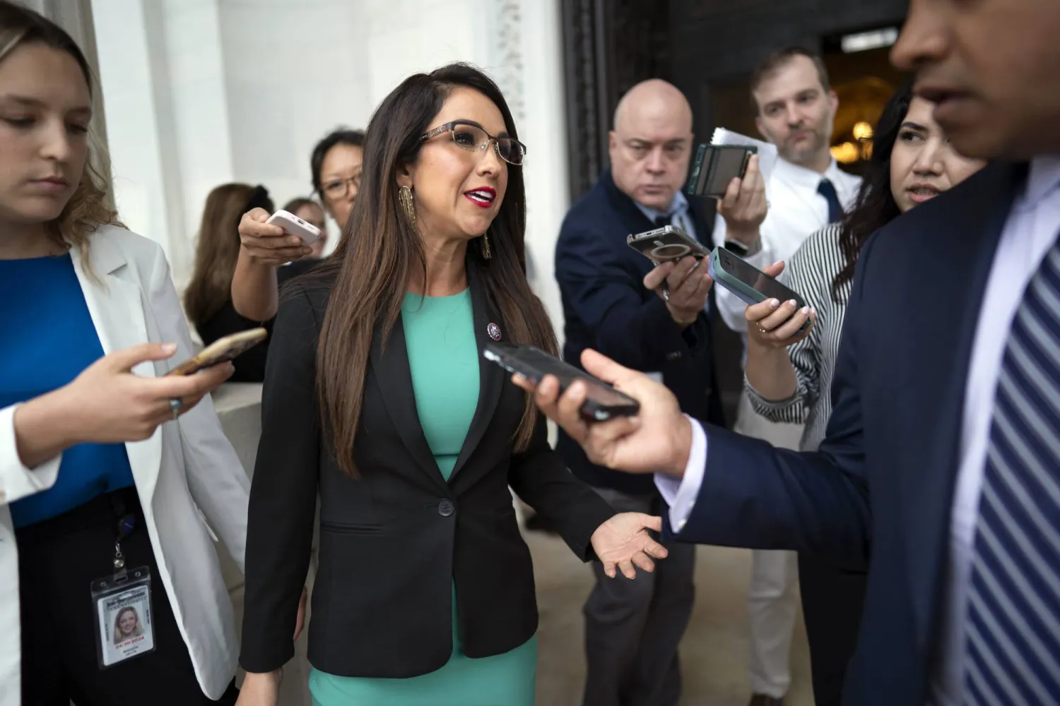 النائبة اليمينية المتطرفة لورين بويبرت التي تقود حملة مساءلة بايدن تغادر مجلس النواب الأربعاء الماضي (أ.ب)