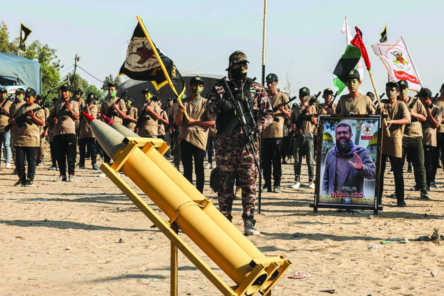 فتية وشبان في مخيم صيفي تنظمه «حركة الجهاد الإسلامي» في قطاع غزة (أ.ف.ب)